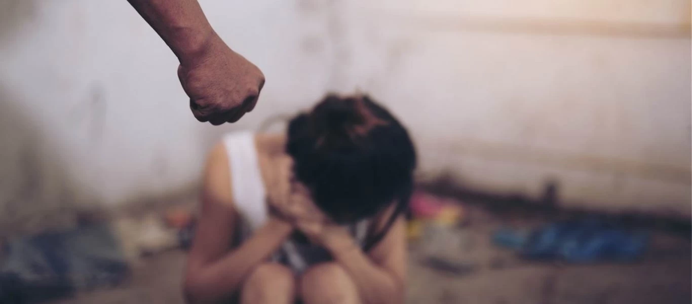 Ηράκλειο: Κακοποίησε βάναυσα τη γυναίκα του μπροστά στα μάτια των παιδιών τους - Χτυπούσε το κεφάλι της στο ψυγείο